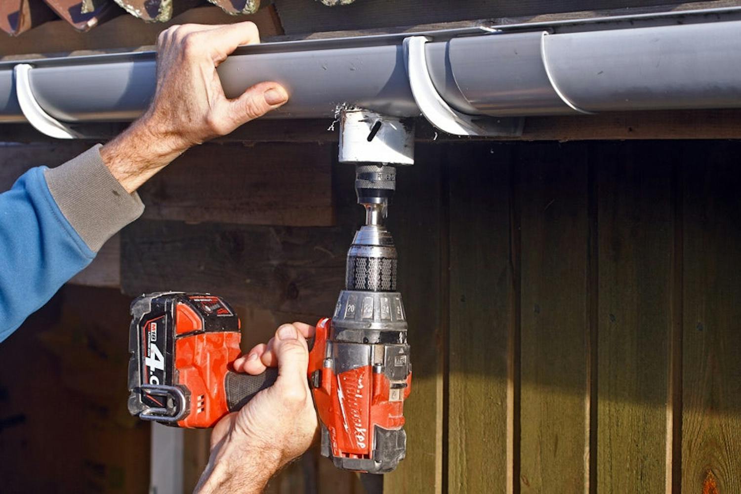 Reikäsaha: Reikäsahalla voi porata myös muovia. Tässä porataan reikä räystäskouruun syöksytorvea varten. Reikäsaha: Reikäsahalla voi porata myös muovia. Tässä porataan reikä räystäskouruun syöksytorvea varten.